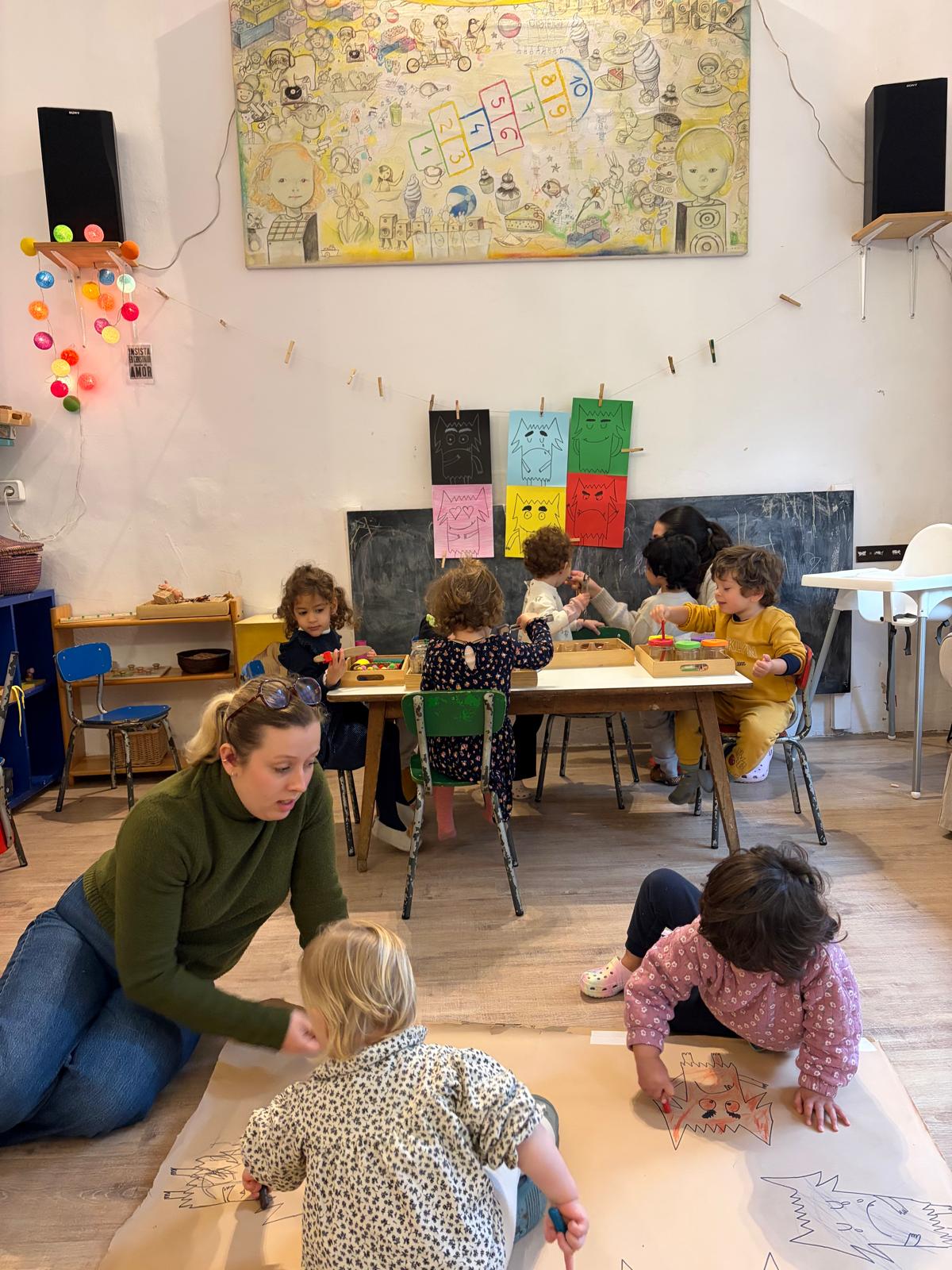 Atelier dessin à la grande table