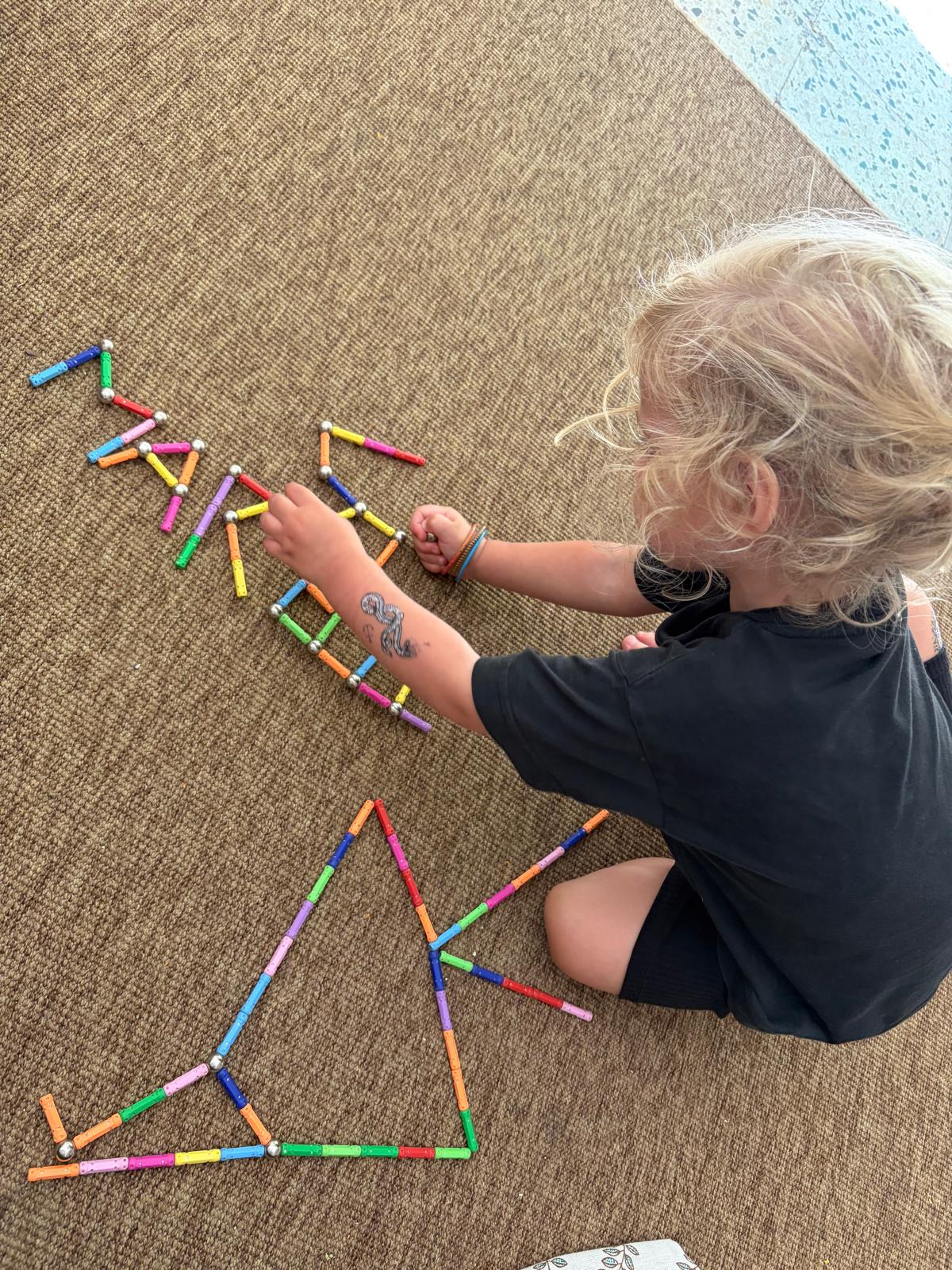 Jeu de construction avec des baguettes colorées