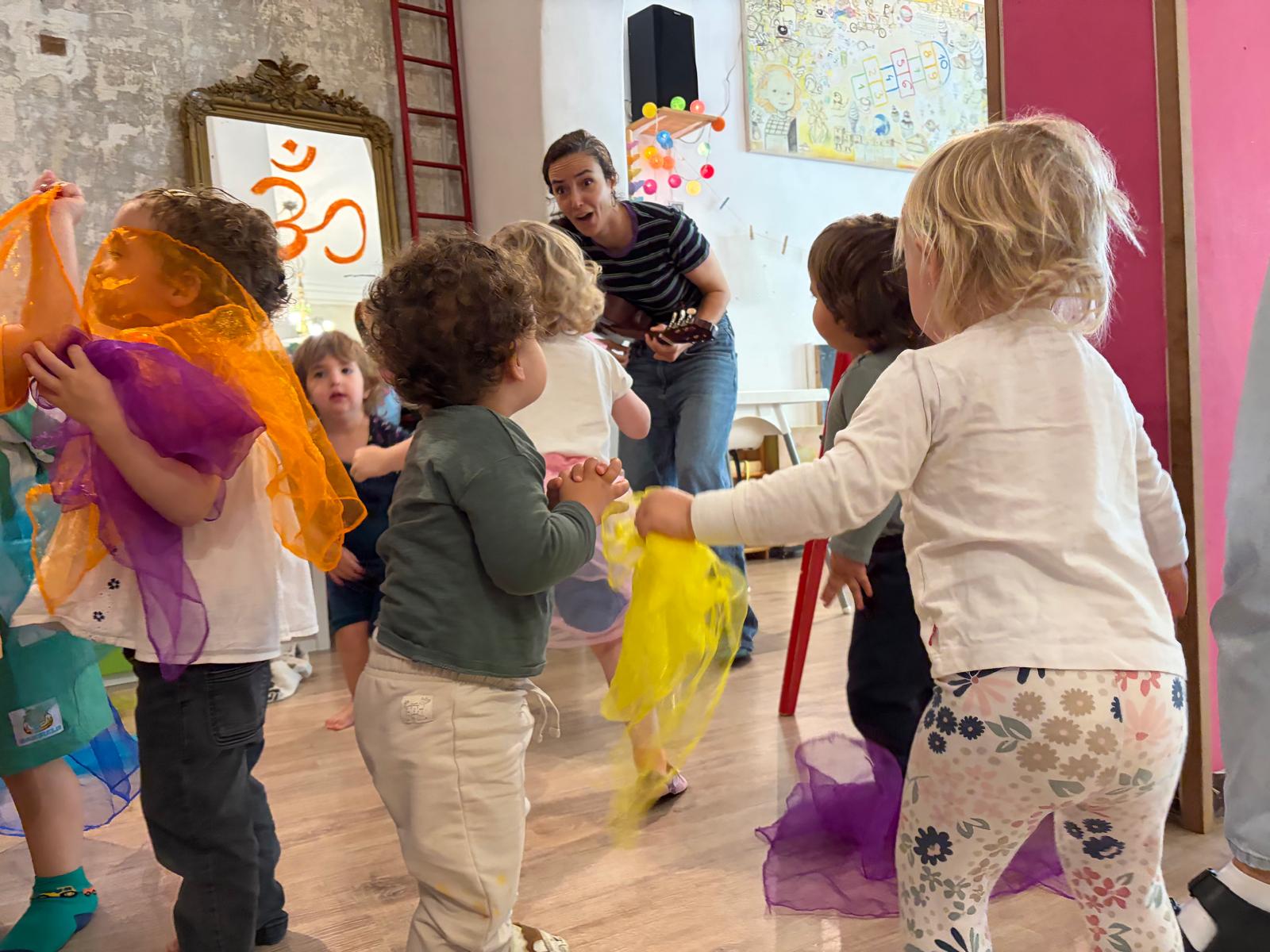 Danse avec les foulards colorés