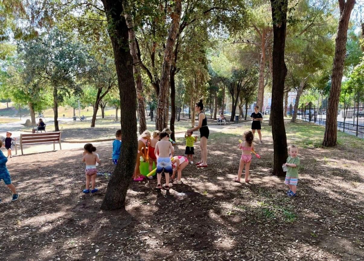Jeux d'eau au parc en été