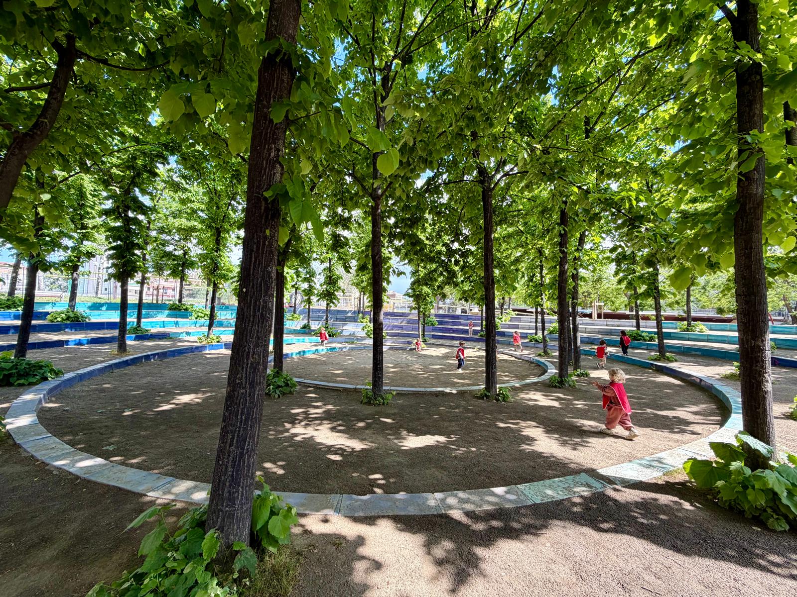 Le parc sous les arbres