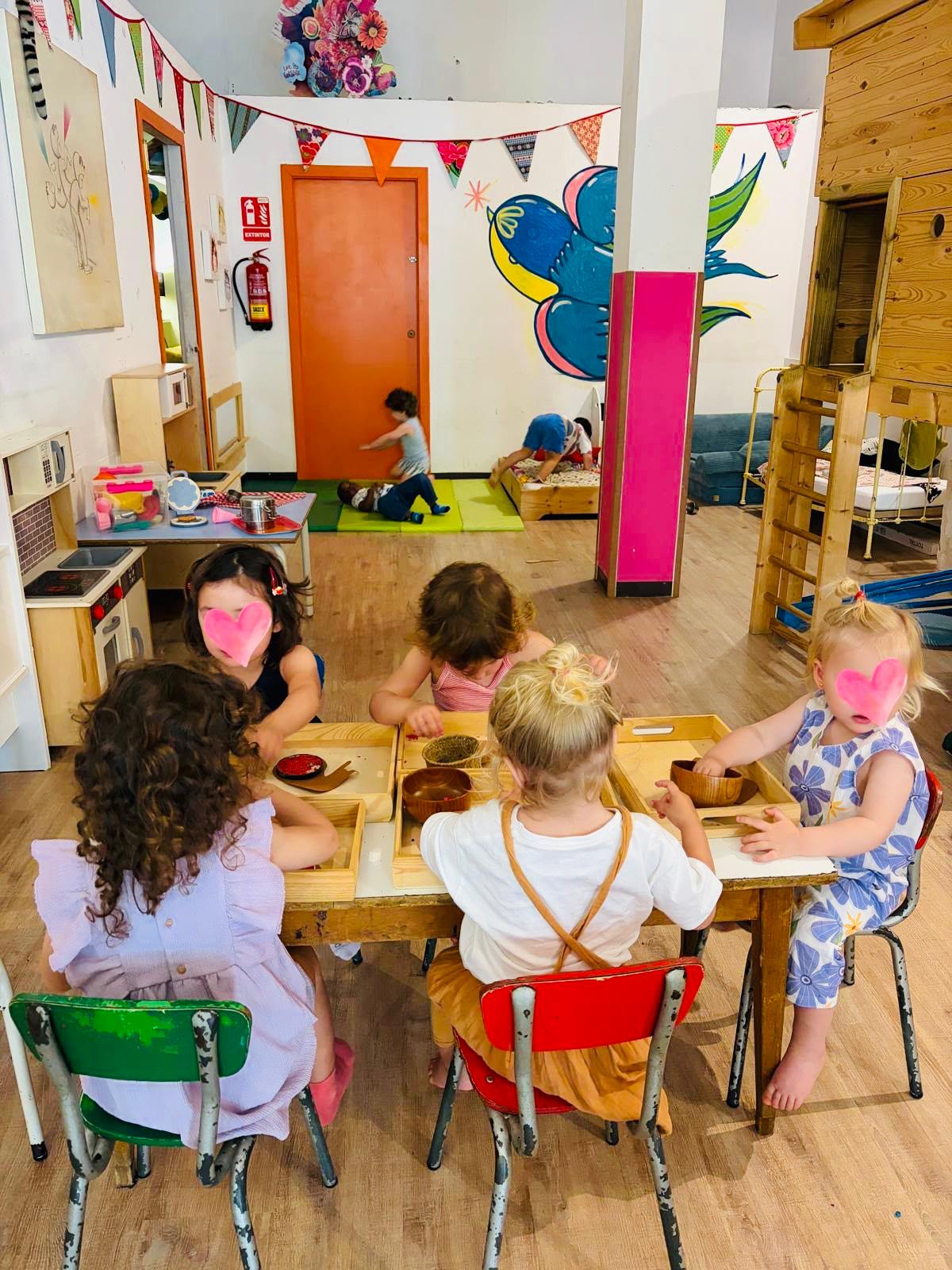 Les enfants autour de la table d'activités