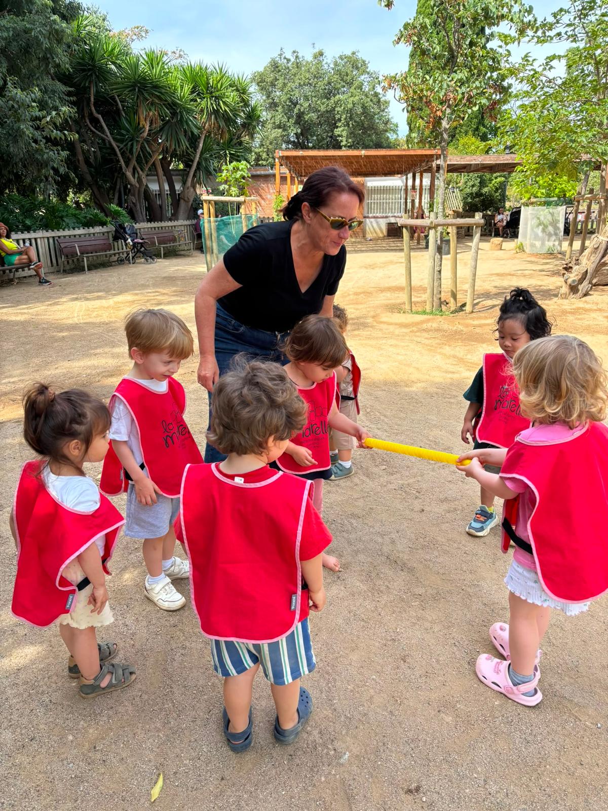 Jeu en cercle au parc avec l'éducatrice