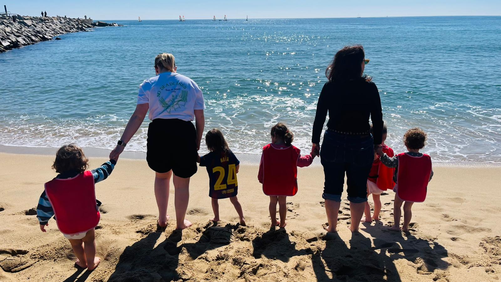 Les enfants face à la mer, plage de la Barceloneta